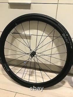 Hunt 30 MM Carbon disc wheels 700c Shimano QR axel road race bike